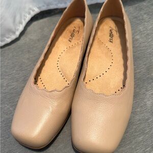 NWOT Trotter’s Sabine Flats Women's Comfortable Scalloped Leather